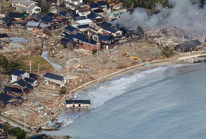 航拍日本地震核心災(zāi)區(qū) 有房屋卷入海中