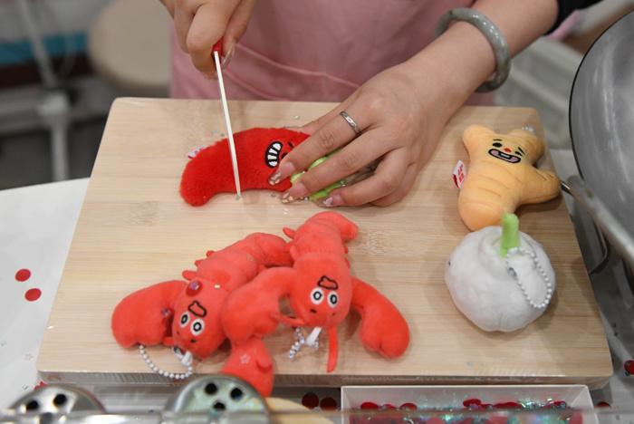 成人“過家家”來了！長沙湘菜版jellycat受捧
