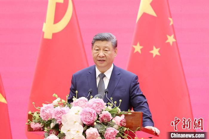 習(xí)近平同越共中央總書記蘇林、越南國(guó)家主席梁強(qiáng)共同會(huì)見中越人民大聯(lián)歡活動(dòng)代表