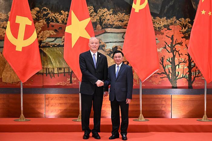 蔡奇同越共中央政治局委員、中央書記處常務(wù)書記陳錦繡舉行會(huì)談