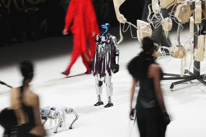 2025 | 人形機(jī)器人全面“出圈”：在秀、在跑、在思考