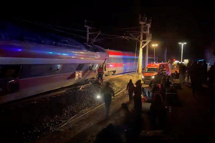 西班牙發(fā)生兩列高速列車脫軌事故 已致多人死傷