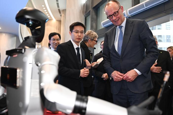 德國(guó)總理參訪中國(guó)機(jī)器人企業(yè)