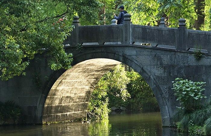 杭州西湖現(xiàn)“金光穿洞”詩意景觀