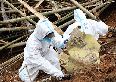 武警官兵分批次、分區(qū)域搜索