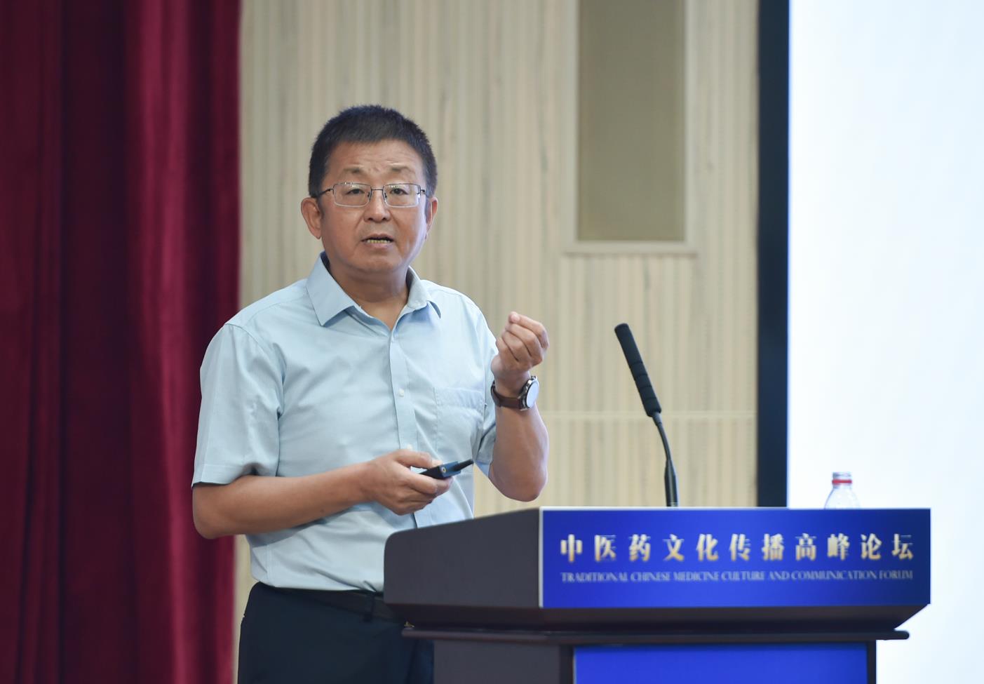 中國中醫(yī)科學(xué)院原院長、首席研究員、中國非物質(zhì)文化遺產(chǎn)保護(hù)協(xié)會副會長兼中醫(yī)藥委員會會長曹洪欣發(fā)表主旨演講。