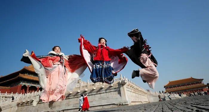 國潮俘獲“Z世代”，中國人審美旨趣向內(nèi)看