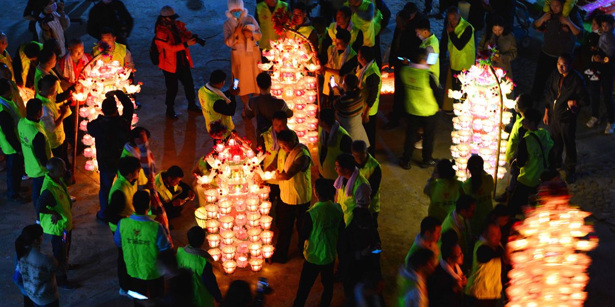 福建閩西：芷溪游花燈——“紙做燈、油點(diǎn)燈、紙包火”