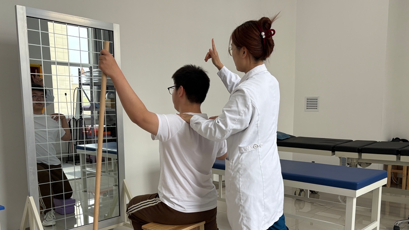 黑龍江：中西醫(yī)結(jié)合治療脊柱側(cè)彎 助力青少年“挺直腰桿”