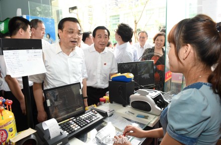 李克強改變考察行程走進雜貨店