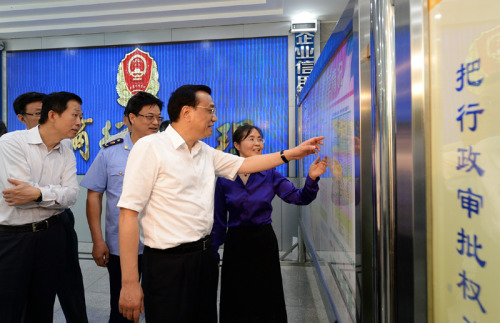 李克強(qiáng):堅(jiān)持發(fā)展第一要?jiǎng)?wù)促進(jìn)經(jīng)濟(jì)社會(huì)健康發(fā)展