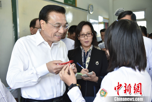 李克強(qiáng)向緬甸青少年講述青年時代經(jīng)歷