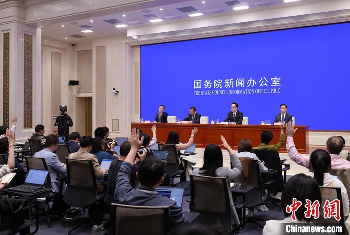 4月17日，中國國務(wù)院新聞辦公室在北京舉行新聞發(fā)布會，國家發(fā)展改革委副主任劉蘇社，副秘書長、國民經(jīng)濟綜合司司長袁達，政策研究室主任金賢東解讀宏觀經(jīng)濟形勢和政策，并答記者問。 <a target='_blank' href='/'>中新社</a>記者 楊可佳 攝