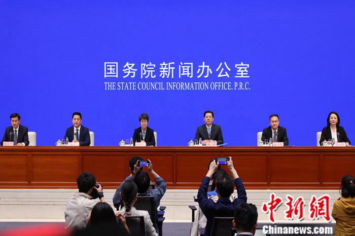 4月19日，中國國務(wù)院新聞辦公室在北京舉行新聞發(fā)布會，商務(wù)部副部長郭婷婷、商務(wù)部綜合司司長楊濤、市場運(yùn)行和消費(fèi)促進(jìn)司司長徐興鋒、對外貿(mào)易司司長李興乾、外國投資管理司負(fù)責(zé)人吉小楓介紹2024年一季度商務(wù)運(yùn)行及工作情況，并答記者問。 <a target='_blank' href='/'>中新社</a>記者 楊可佳 攝 