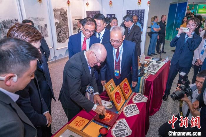 5月6日，以“開放共融的文化 如詩如畫的山水——廣西文明和發(fā)展的故事”為主題的2024年維也納聯(lián)合國中文日系列活動在維也納國際中心開幕。圖為嘉賓現(xiàn)場體驗中國文化。 <a target='_blank' href='/'>中新社</a>發(fā) 中國常駐維也納代表團 供圖 