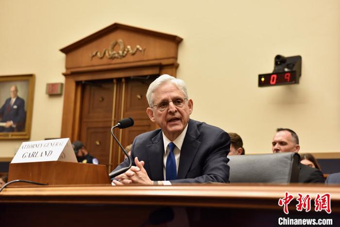 當?shù)貢r間6月4日，美國司法部長加蘭出席國會眾議院司法委員會聽證會。加蘭強調(diào)，司法部是“獨立的”，與前總統(tǒng)特朗普“封口費”案無關(guān)。 <a target='_blank' href='/'>中新社</a>記者 沙晗汀 攝