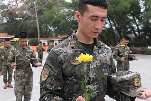 武警梧州支隊(duì)官兵赴革命烈士紀(jì)念園緬懷英烈