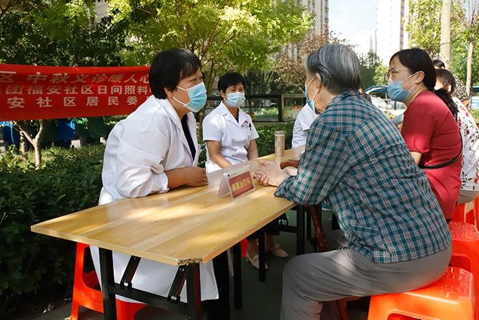 河北滄州“醫(yī)院進社區(qū)”活動服務(wù)老年人