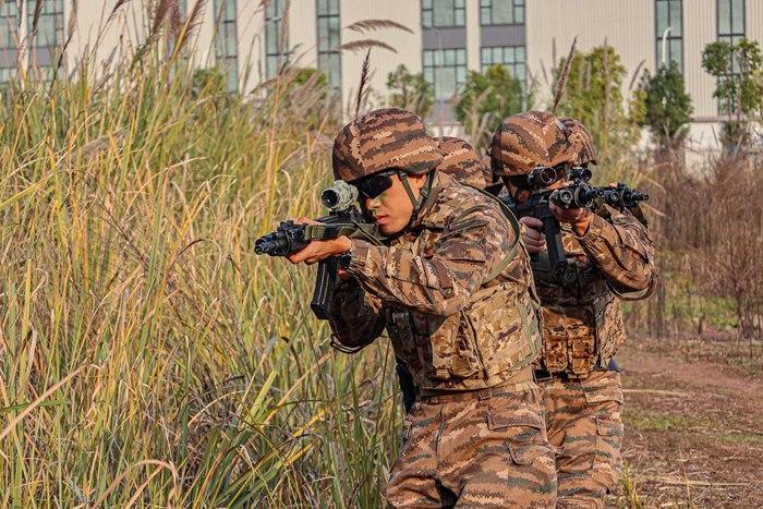 寒冬礪劍！重慶武警特戰(zhàn)隊員冬日練兵忙