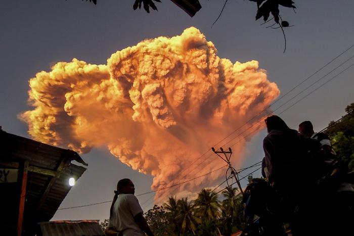 印尼勒沃托比火山噴發(fā) 火山灰直沖天際