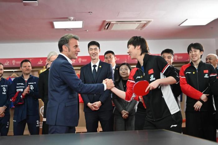 法國(guó)總統(tǒng)馬克龍與國(guó)乒運(yùn)動(dòng)員切磋球技
