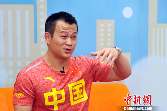 張國(guó)政解說舉重成“網(wǎng)紅”笑言只是愛開玩笑